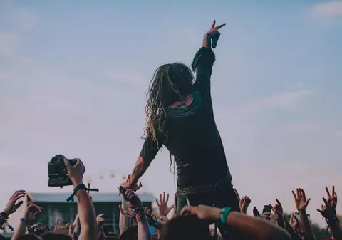 Scena unui festival rock incendiată de fani după ce trupa Evenesence și-a anulat concertul