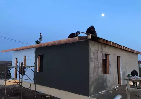 O casă nouă pentru trei fetițe rămase fără mamă. Cum au ridicat mai mulți studenți o locuință