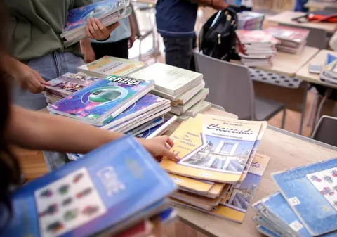 Licitația pentru manualele de clasa a VIII-a, lansată de Ministerul Educației. Se vor cumpăra peste trei milioane de exemplare