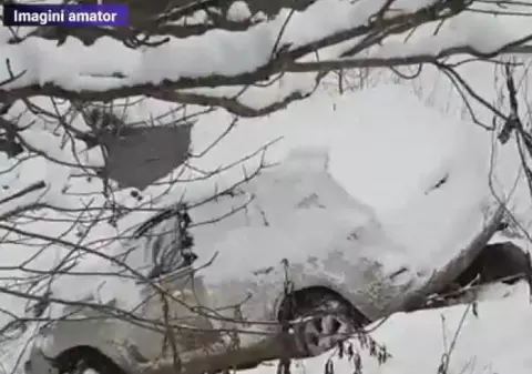 O mașină fără cauciucuri de iarnă a ajuns în prăpastie, la Buzău
