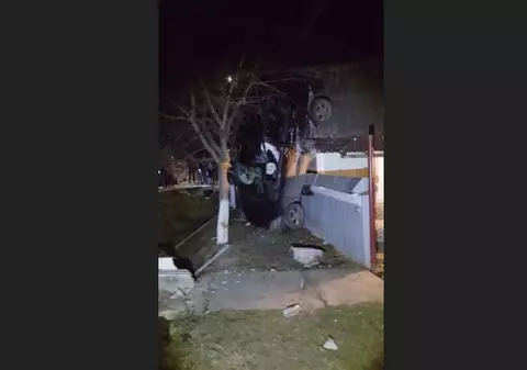 Accident incredibil în Neamț. A „sprijinit” mașina de o casă!