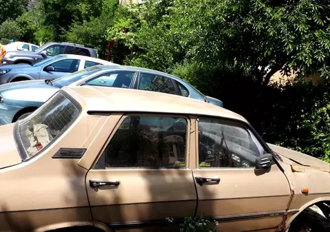 Maşinile abandonate pe domeniul public vor putea fi ridicate după jumătate de an. Proiect USR, depus în Parlament