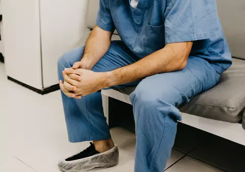 Medic pediatru din Brăila, reclamat că lucrează cu hainele murdare și mirosind a urină. Colegiul Medicilor anchetează incidentul
