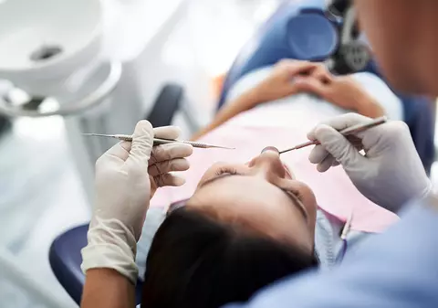 Revolta unui rezident la stomatologie faţă de liberalizarea rezidenţiatului: “De ce să plăteşti încă 1.500 de oameni din bani publici, când noi cumpărăm până şi cleştii?”