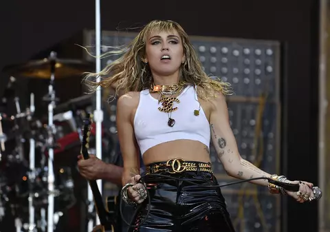 Miley Cyrus și-a făcut două tatuaje noi. Ce mesaje a ales vedeta