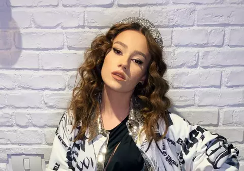 Mimi, una dintre cele mai urmărite vloggerițe, a purtat la Gala Elle un hanorac cu mesaje obscene