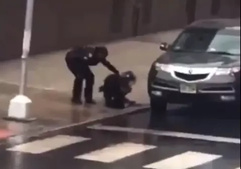 VIDEO | Momentul în care doi suspecți înarmați au împușcat un polițist în atacul din Jersey City. Agresorii au ucis trei persoane și un polițist, înainte de a fi lichidați