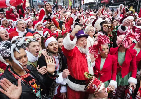 Parada Moșilor de Crăciun în New York. Mii de persoane îmbrăcate în Moș Crăciun sau elfi au participat la SantaCon