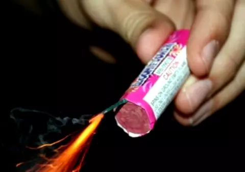 Un bărbat din Iași a murit după ce și-a băgat în gură o petardă aprinsă