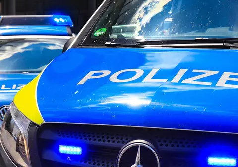 Doi români au fost jefuiți într-o parcare din Germania de un fals polițist. Cum le-a luat mii de lire sterline