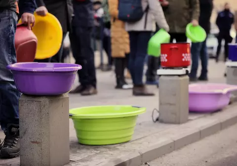 Imagini incredibile la Primăria Capitalei. Zeci de bucureșteni au protestat cu ligheane în fața instituției