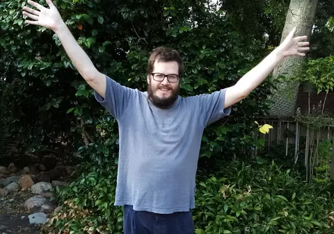 Povestea lui „Steve Vagabondul”: tânărul sud-african care şi-a tratat depresia inventând o nouă limbă. A creat o comunitate de 500.000 de oameni