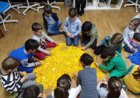 Cadou pentru România. Copiii din cinci județe au adus de acasă jucării și au făcut un steag tricolor
