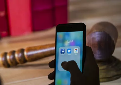 Uneltele viitorului, folosite pentru a transforma prezentul în coșmar. Cum ne-a făcut tehnologia viața mai grea în acest an