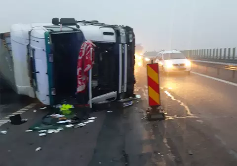 Un TIR s-a răsturnat pe Autostrada Soarelui. Traficul este blocat