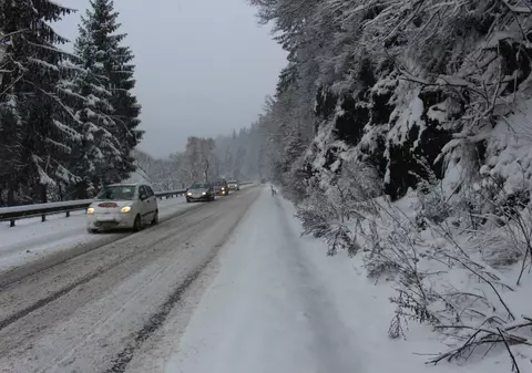 Circulaţie în condiţii de iarnă în mai multe judeţe. Nu sunt semnalate şosele cu circulaţia întreruptă