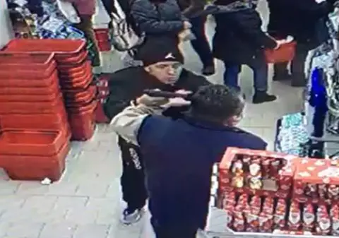 VIDEO | Un bărbat i-a pus pistolul la cap unui paznic dintr-un magazin din Timișoara. „Te omor, te împușc”