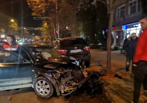 Șase mașini, făcute praf de un șofer teribilist, în Vaslui. Făcea întrecere la semafor