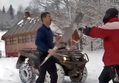 Acuzat că a agresat turiști, viceprimarul din Arieșeni se apără: ”N-am lovit pe nimeni. Am încercat doar să-i țin și să-i calmez. Lui frati-miu i-au crăpat buza și un dinte pus”