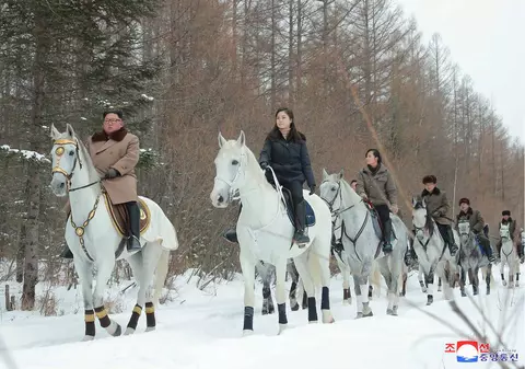 Kim Jong Un, călare pe un cal alb, pe muntele sacru al Coreei de Nord. Imaginile misterioase care prevestesc un anunț major