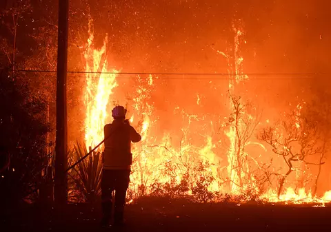 Australia e în flăcări. Incendiile sunt prea mari pentru a mai fi stinse, orașele se sufocă în fum