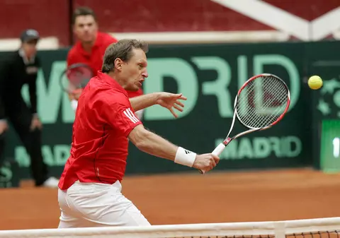 Un fost jucător de tenis, condamnat la închisoare pentru viol. A fost partenerul de dublu al lui Roger Federer