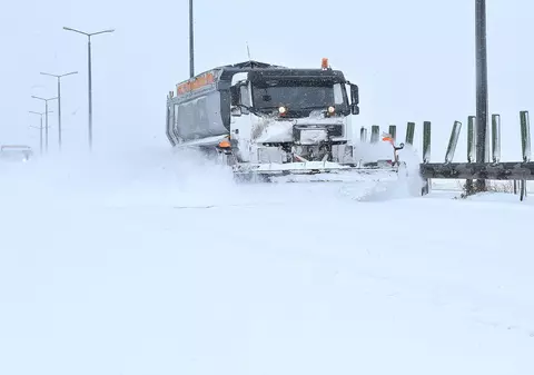 Drumuri închise din cauza ninsorii. Care sunt zonele în care intervin drumarii