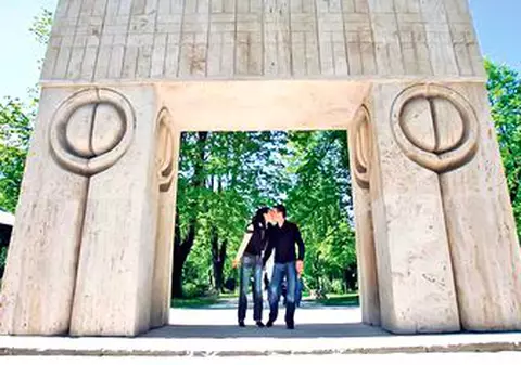 Nouă cupluri s-au căsătorit în noaptea de Revelion la Poarta Sărutului