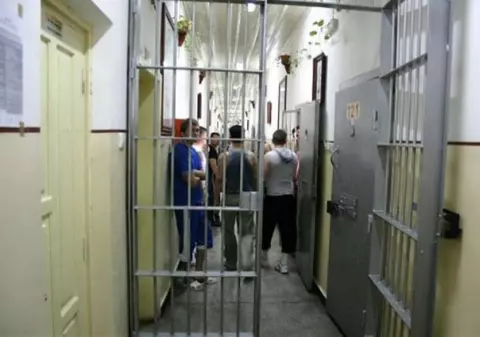 Un deținut de la Penitenciarul Botoșani a vrut să facă țuică în celulă