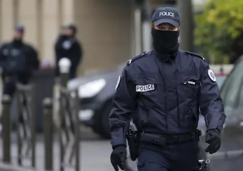 Bărbat care agita un cuțit și striga ”Allah Akbar”, împușcat de polițiștii francezi