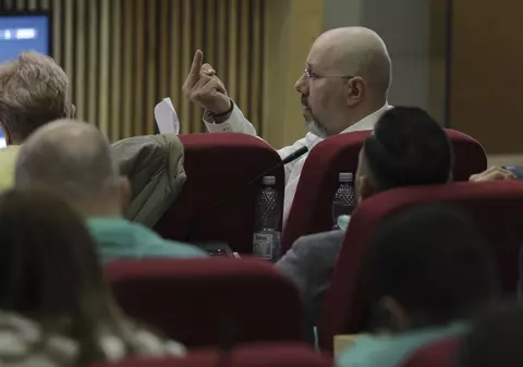 Un nou derapaj al viceprimarului Capitalei. Aurelian Bădulescu, gesturi obscene în CGMB, către consilierii USR