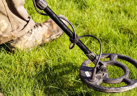 Căutători de comori prinși pe un sit arheologic de lângă Timișoara. Ce riscă bărbații