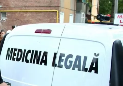 Descoperire macabră pe un deal din Iași. O femeie dezbrăcată a fost găsită moartă