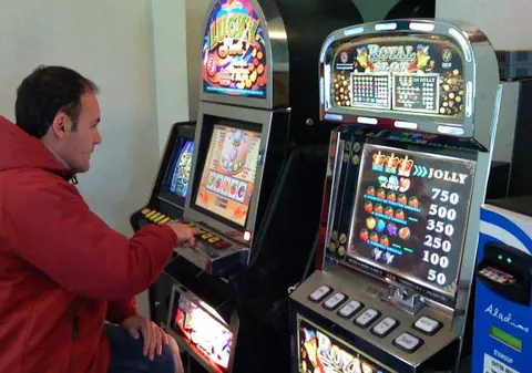 Industria jocurilor de noroc și a pariurilor crește spectaculos. Banii se duc însă în străinătate