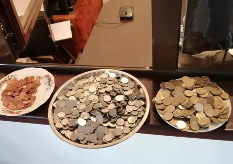 Un ieșean revoltat și-a plătit impozitul cu câteva kilograme de monede. Care a fost reacția funcționarilor