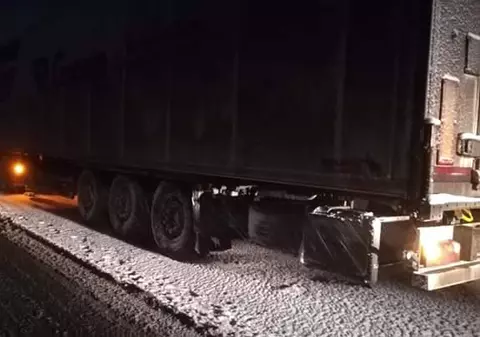 Drum național blocat de un camion, în Suceava. Atenționare pentru șoferi: E viscol!