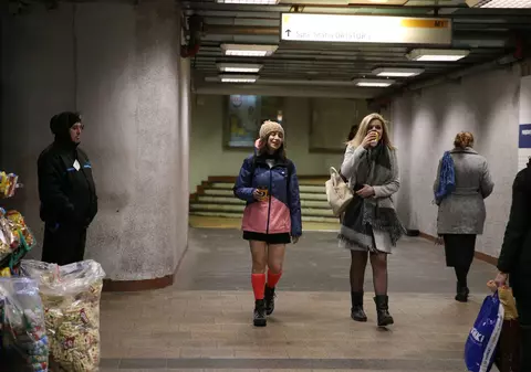 Înfofoliți, de ziua fără pantaloni la metrou. Doar o fată a venit echipată pentru eveniment, la București