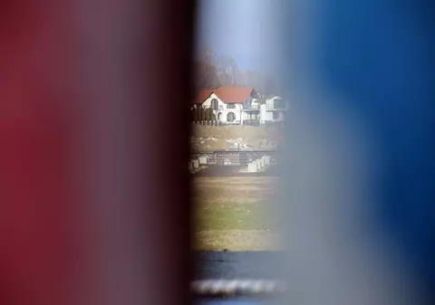 După ce Libertatea a arătat cum a regizat primarul munca la stadionul din Târgoviște, porțile au fost acoperite, să nu se mai vadă șantierul