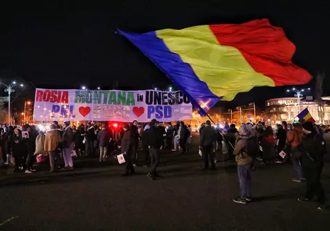 Protest în fața Guvernului: ”Uniți salvăm Roșia Montană!”. Ce le-a spus Ludovic Orban