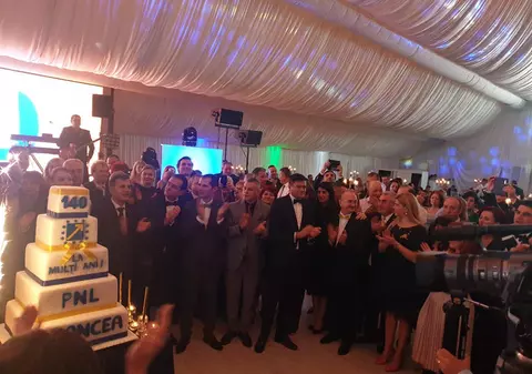 FOTO | Cum s-au distrat membrii Guvernului, în frunte cu Ludovic Orban, la Balul Liberalilor vrânceni