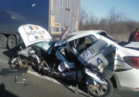 Un TIR a făcut praf o mașină de poliție aflată în misiune. În cumplitul accident a fost implicată și o ambulanță