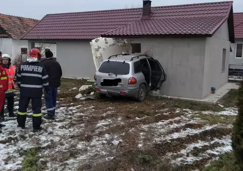 O șoferiță cu vechime de o lună a distrus o casă, în Bistrița. A mers zeci de metri cu mașina pe câmp