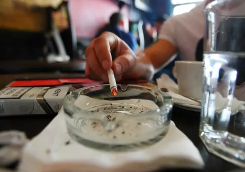 Nefumătorii vor avea zile libere în plus la concediu. De ce s-a luat această măsură