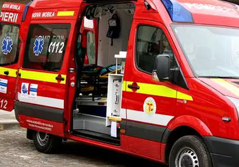 Un băiețel de doi ani a căzut de la etajul al doilea. Mama este cercetată pentru vătămare corporală din culpă