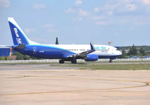 Mii de români se plâng că Blue Air anulează zborurile și nu mai returnează banii. „Reclamațiile se adună ca într-o chiuvetă fără scurgere”
