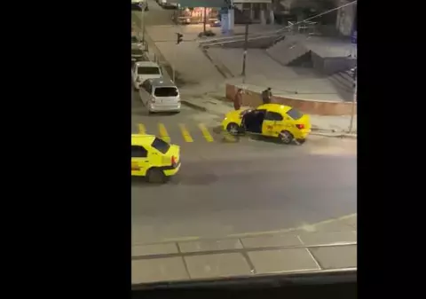 Bărbat bătut de un taximetrist din București pentru că a vrut să urce cu țigara aprinsă în mașină