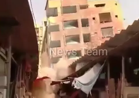 Momentul în care un bloc cu șase etaje din Pakistan se prăbuşeşte a fost filmat. Clădirea era construită ilegal