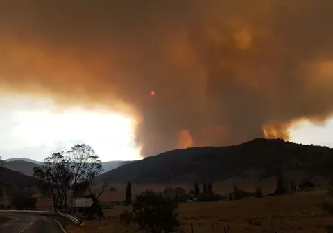 Pompierii australieni se luptă cu incendiile de vegetaţie la periferiile capitalei Canberra