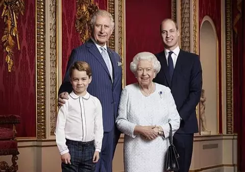 Portret de familie. Regina Elisabeta a II-a a pozat alături de moştenitorii tronului