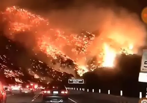 Scene apocaliptice în Australia. Zeci de mii de oameni fug din calea flăcărilor